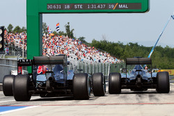 Нико Росберг, Mercedes AMG F1 W06 и Льюис Хэмилтон, Mercedes AMG F1 W06 на выезде с пит-лейна