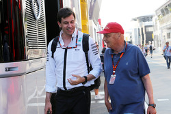 Toto Wolff, Président exécutif de Mercedes AMG F1 avec Niki Lauda, Président Non-Exécutif de Mercedes