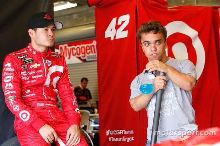 Rico Abreu conversa com o piloto da NASCAR, Kyle Larson