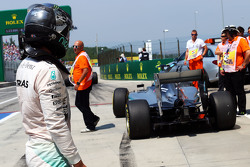 Нико Росберг, Mercedes AMG F1 W06 останавился в конце пит-лейна во время субботней тренировки