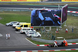 Фернандо Алонсо толкает McLaren MP4-30 в боксы во время квалификации