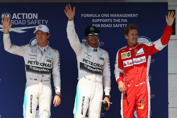 Secondo posto Nico Rosberg, poleman Lewis Hamilton, Mercedes AMG F1 e terzo posto Sebastian Vettel,