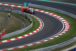 Фернандо Алонсо, толкает свой McLaren MP4-30 на пит-лейн во время квалификации