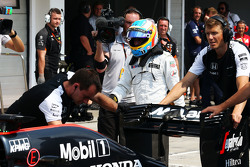 La McLaren MP4-30 of Fernando Alonso, McLaren est ramenée aux stands durant les qualifications