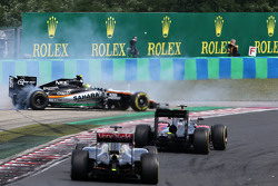 Sergio Perez, Sahara Force India et Pastor Maldonado, Lotus F1 Team