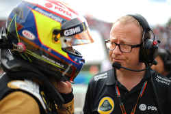Mark Slade, Lotus F1 Team, Race Engineer y Pastor Maldonado, Lotus F1 Team