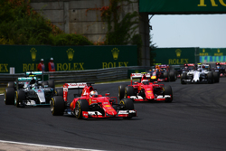 Себастьян Феттель, Ferrari SF15-T лидирует на старте гонки