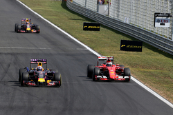 Daniel Ricciardo, Red Bull Racing, y Kimi Raikkonen, Scuderia Ferrari
