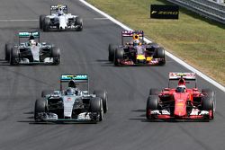 Nico Rosberg, Mercedes AMG F1 Team et Kimi Raikkonen, Scuderia Ferrari