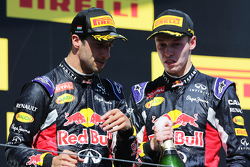 (I a D): tercero, Daniel Ricciardo, Red Bull Racing, con el terecro, Daniil Kvyat, Red Bull Racing