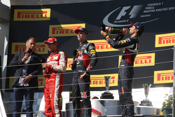 Кай Эбель, ведущий RTL TV; Себастьян Феттель, Ferrari; Даниил Квят, Red Bull Racing; и Даниэль Рикка