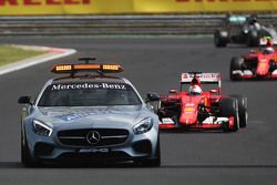 Sebastian Vettel, Ferrari SF15-T, detrás del Safety Car