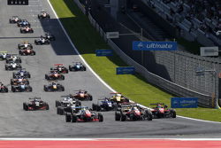 Départ : Jake Dennis, Prema Powerteam Dallara Mercedes-Benz prend la tête devant Felix Rosenqvist, Prema Powerteam Dallara Mercedes-Benz