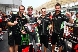 Le vainqueur Jonathan Rea, Kawasaki, fête sa victoire avec son équipe dans le Parc Fermé