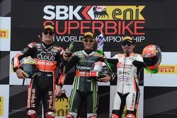 Podium Course 1 : le deuxième, Chaz Davies, Ducati Team, le vainqueur Jonathan Rea, Kawasaki, et le
