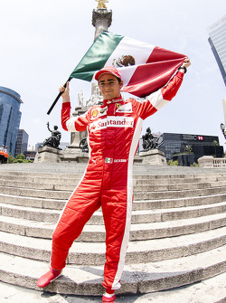 Esteban Gutiérrez con una bandera de México festeja en la columna del Angel de la Independencia dura