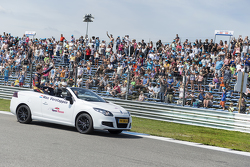 Max Verstappen en el Red Bull Showrun en Assen