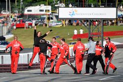 Miembros de la tripulación de JR Motorsports celebran la victoria de Regan Smith