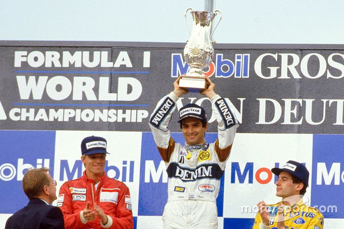 No GP da Alemanha de 1987, Nelson Piquet levanta o troféu tendo a companhia de Stefan Johansson e Ayrton Senna