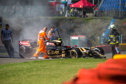 La Lotus F1 E23 di Pastor Maldonado, Lotus F1 Team danneggiata dopo l'incidente nella prima sessione