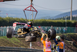 El dañado Lotus F1 E23 de Pastor Maldonado, Lotus F1 Team después de que se estrelló en la primera sesión de entrenamientos