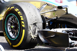 Un neumático Pirelli dañado en el Mercedes AMG F1 W06 de Nico Rosberg, de Mercedes AMG F1 en la segunda sesión de entrenamientos
