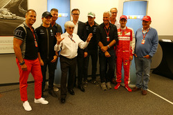 Kai Ebel, Présentateur sur RTL TV; Nico Rosberg, Mercedes AMG F1; Bernie Ecclestone, Frank Hoffmann, Directeur des Programmes de RTL Television; Nico Hulkenberg, Sahara Force India F1; Sebastian Vettel, Ferrari; Niki Lauda, Président non-exécutif de Mercedes, annoncent l'extension de contrat de RTL TV pour les saisons 2016-2017