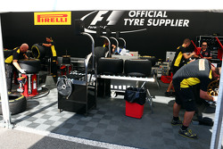Des techniciens Pirelli