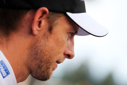 Jenson Button, McLaren avec les médias