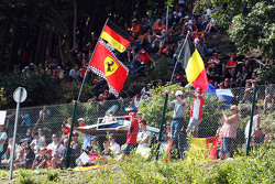 Fans con banderas de Sebastian Vettel, Ferrari