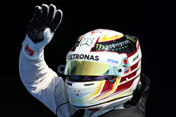 Льюис Хэмилтон, Mercedes AMG F1 празднует поул-позицию в закрытом парке