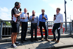 (L to R): Тед Кравітц, Sky Sports піт-лейн Репортер з Мартін Брандл, Sky Sports Коментатор; Джоні Хе