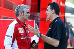 (De izquierda a derecha): Maurizio Arrivabene, director del equipo Ferrari con Federico Gastaldi, Lo