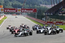 Lewis Hamilton, Mercedes AMG F1 W06 mène au départ de la course