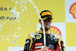 Romain Grosjean, Lotus F1 Team festeggia il terzo posto sul podio