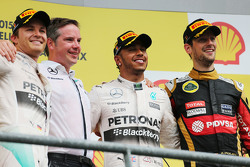 El podio: Romain Grosjean, Lotus F1 Team, segundo; Lewis Hamilton, de Mercedes AMG F1, ganador de la