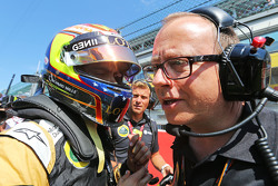 (da sinistra a destra: Pastor Maldonado, Lotus F1 Team con Mark Slade, ingegnere di pista Lotus F1 T
