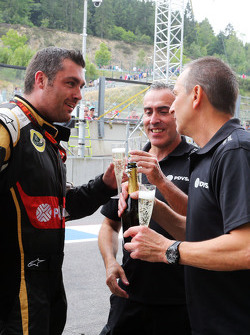 Команда Lotus F1 Team празднует третье место Ромена Грожана, Lotus F1 Team