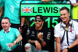 Ganador de la carrera Lewis Hamilton, de Mercedes AMG F1 celebra con el equipo