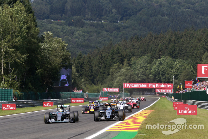 Lewis Hamilton, Mercedes AMG F1 W06 and Sergio Perez, Sahara Force India F1 VJM08 battle for the lead at the start of the race