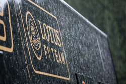 Lotus F1 Team truck en logo in de regen