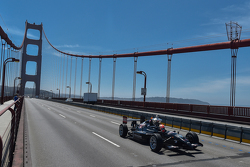 James Hinchcliffe amène l'Astor Cup sur le Golden Gate Bridge
