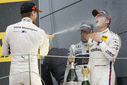 Podio: ganador de la carrera Pascal Wehrlein, HWA AG Mercedes-AMG C63 DTM, el segundo lugar de Marco