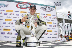 Ganador de la carrera Irwing Vences, M Racing