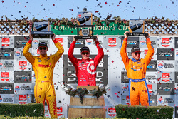 Pódio: Scott Dixon, Chip Ganassi Racing Chevrolet, Ryan Hunter-Reay, Andretti Autosport Honda e Charlie Kimball, Chip Ganassi Racing Chevrolet