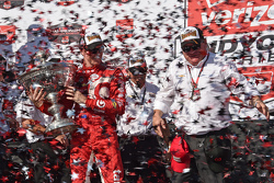 El ganador de la carrera y dueño del equipo, Scott Dixon, Chip Ganassi Racing Chevrolet con el dueño