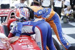 Tony Kanaan, Chip Ganassi Racing Chevrolet et Charlie Kimball, Chip Ganassi Racing Chevrolet félicitent Scott Dixon, Chip Ganassi Racing Chevrolet