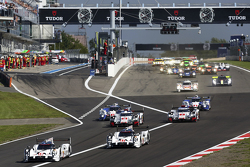 起步:保时捷919Hybrid #18号赛车 Romain Dumas, Neel Jani, Marc Lieb leads领先