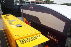 Renault Sport F1 en Red Bull Racing trucks in de paddock