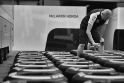Mecánico de McLaren con los neumáticos Pirelli